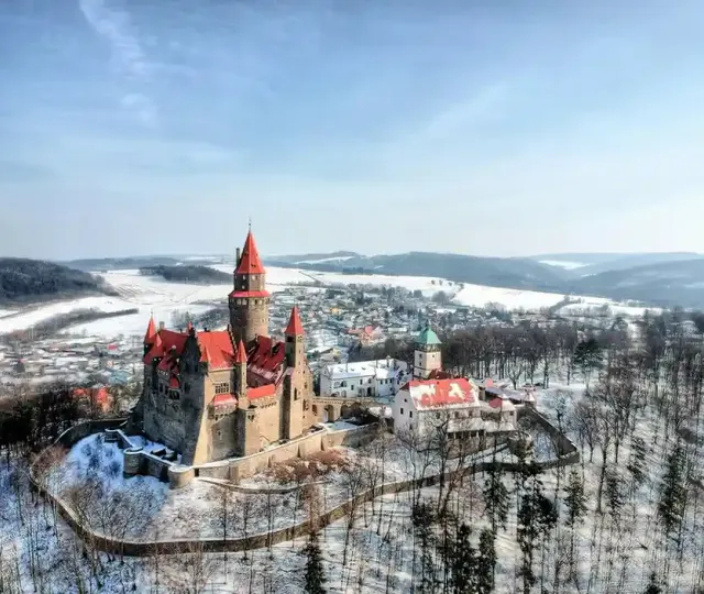 Hrady, zámky a jeskyně
