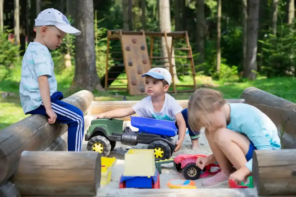 Děti hrající si na barevném hřišti s prolézačkami