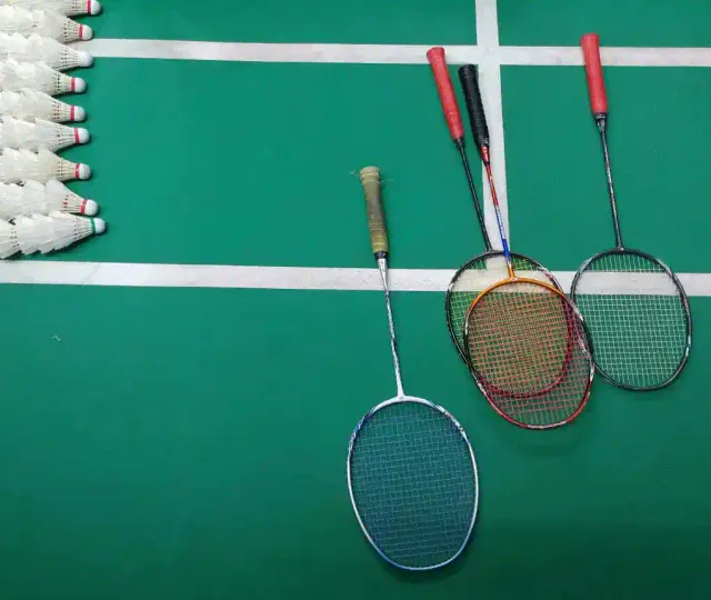 Tenis, squash a badminton